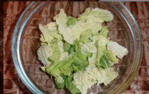 Salad with Beijing cabbage, tomatoes and persimmons