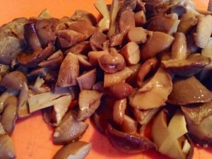 Salad with liver, mushrooms and red beans