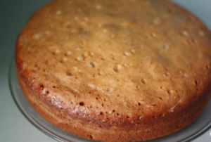 A quick cake with jam in a slow cooker