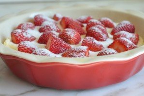 Pie with strawberries on kefir