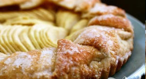 Sugar icing apple pie