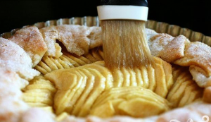 Sugar icing apple pie