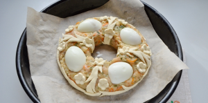 Chicken fillet pie Christmas ring