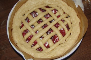 Pie with strawberries and cottage cheese