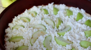 Oatmeal pie with cottage cheese and apples