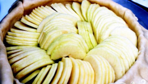 Sugar icing apple pie