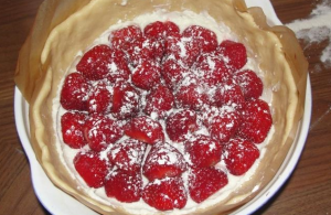 Pie with strawberries and cottage cheese