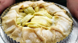 Sugar icing apple pie