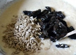 Semolina with prunes and seeds