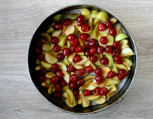 Charlotte with apples and cherries