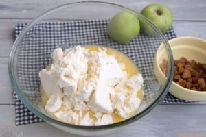 Cheesecake with apples and raisins