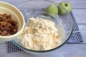 Cheesecake with apples and raisins