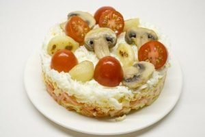 Salad with Cheese and Baked Garlic