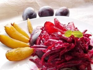 Salade sucrée aux prunes et betteraves