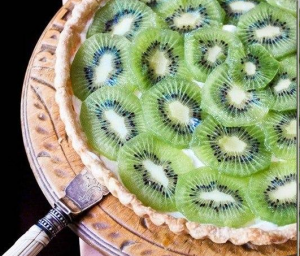 Almond pie with kiwi