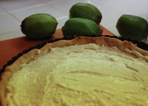 Almond pie with kiwi