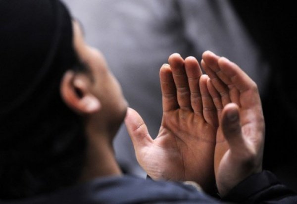 Muslim reads dua to attract wealth