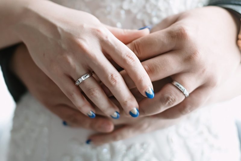 Blue wedding manicure with a triangular golden hole