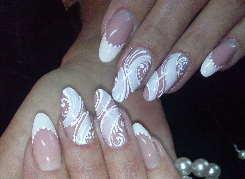 Manicure nude with a white jacket and floral patterns.