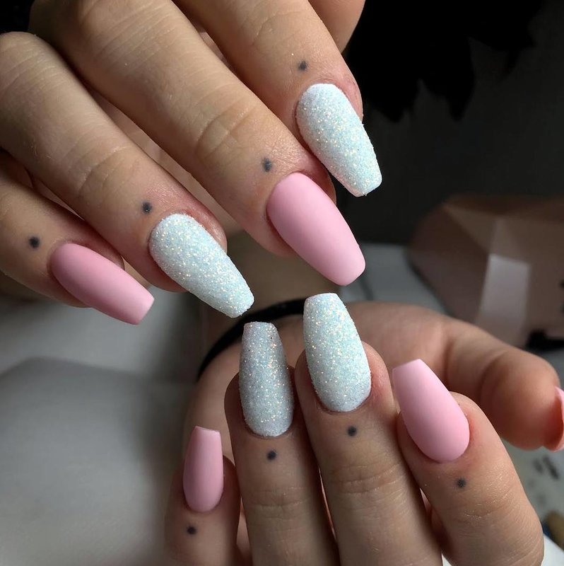 Classic minimalism in nail art