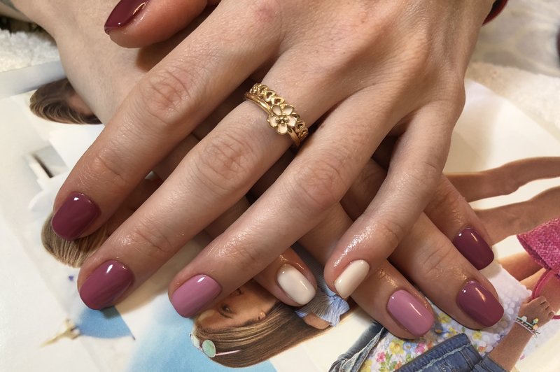 Colorful manicure in nude shades