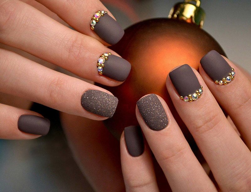 Christmas matte manicure