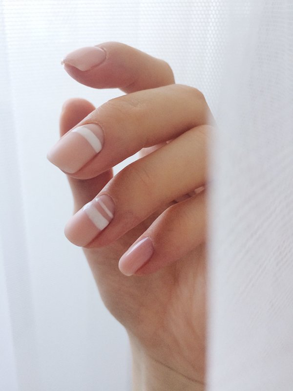 Minimalistic manicure with an unusual jacket