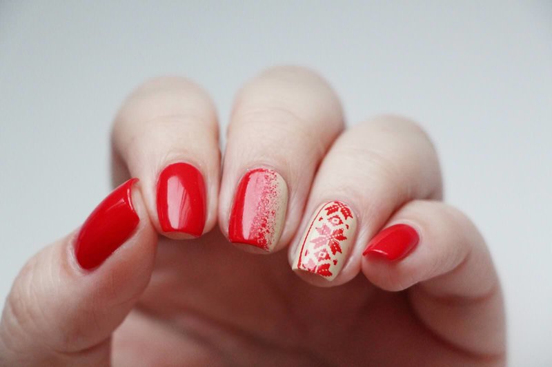 Red christmas manicure