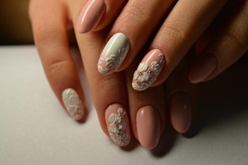 White-nude manicure with convex flowers