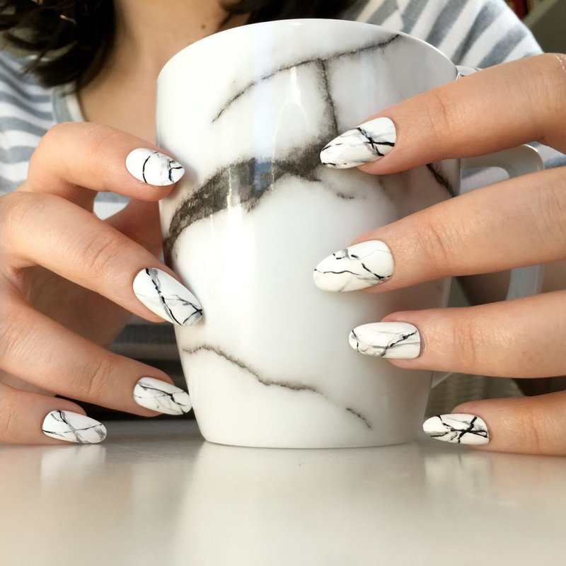 Marble winter manicure in white