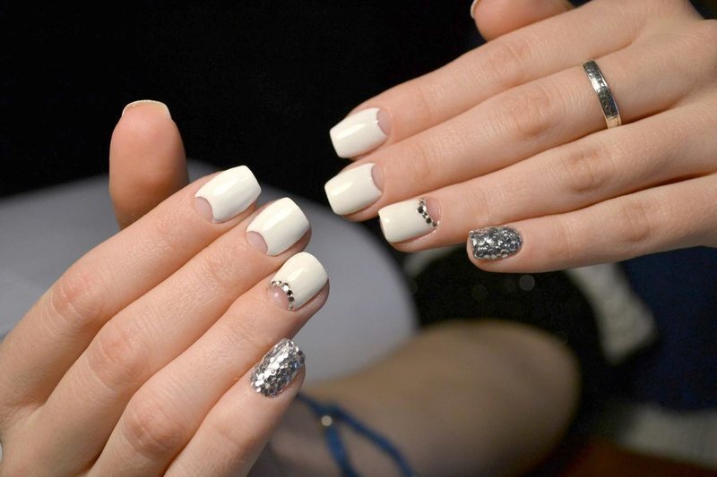 Nude manicure with holes and silver kamifibuki