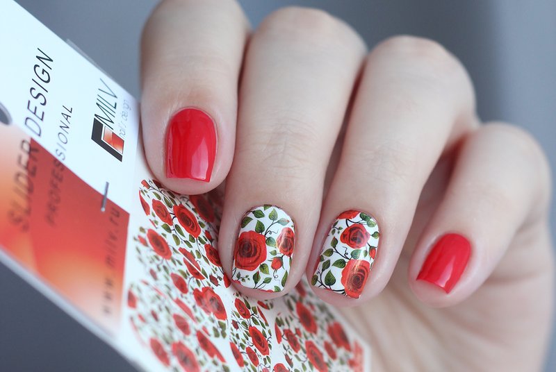 Red manicure with slides with the image of poppies