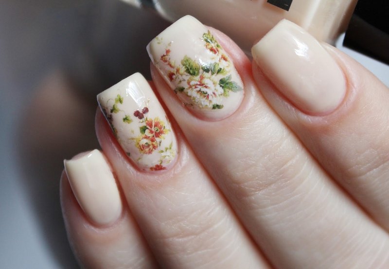 Nude manicure with a flower slide