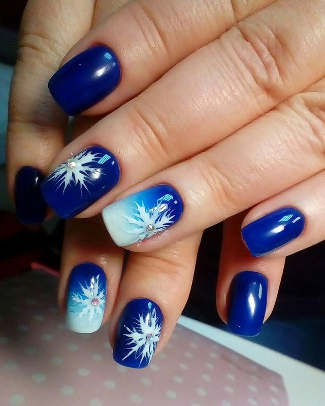 Gradient and snowflakes on nails