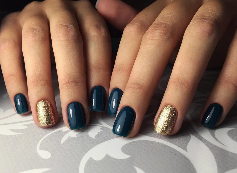 Blue-green color of gold glitter nails