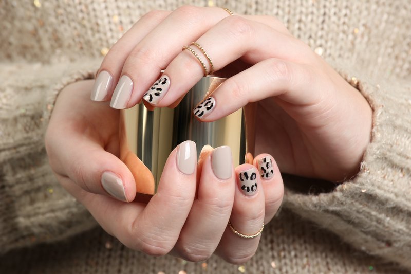 Leopard nude manicure