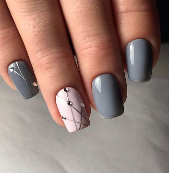 Minimalistic gray manicure.