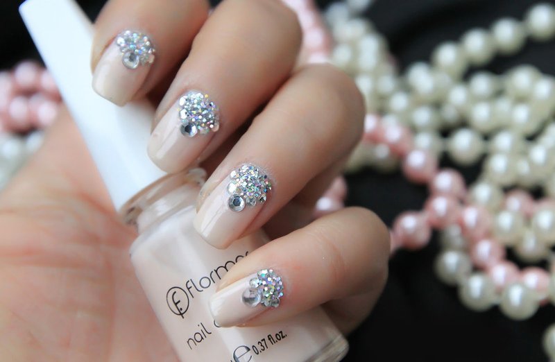 Rhinestone triangular hole manicure