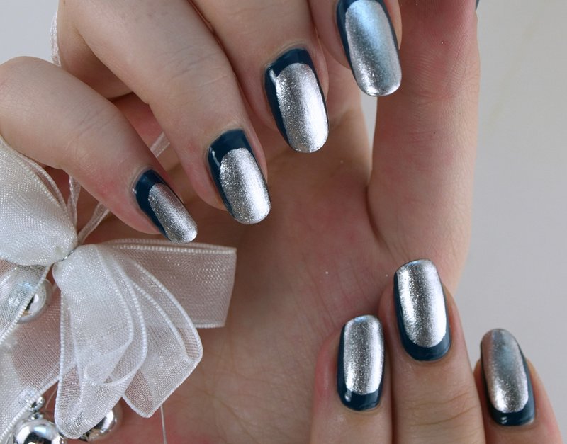 Silver manicure with a dark blue stroke