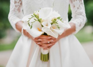 Fashionable wedding manicure