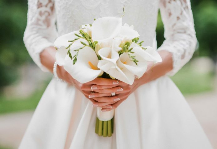 Fashionable wedding manicure