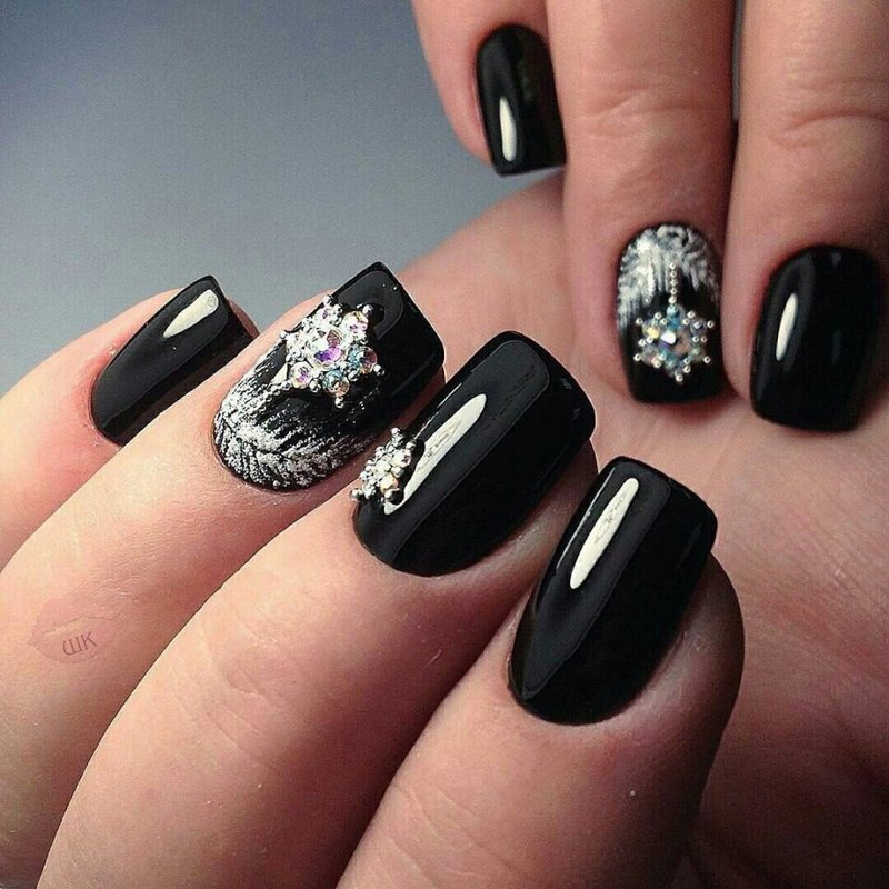 Black Christmas patterns on the nails