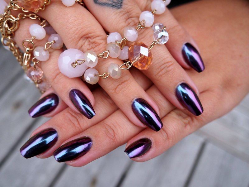 Violet-black mirror manicure