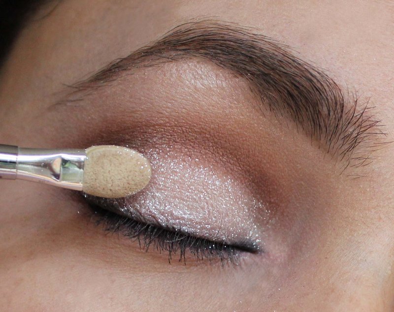 Add shine to the eyelid