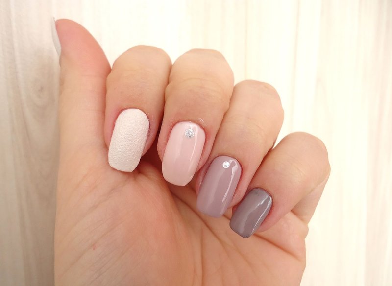 Manicure in nude shades.