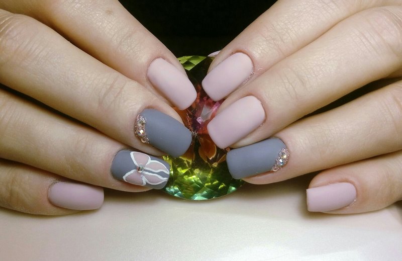 Matte gray pink manicure