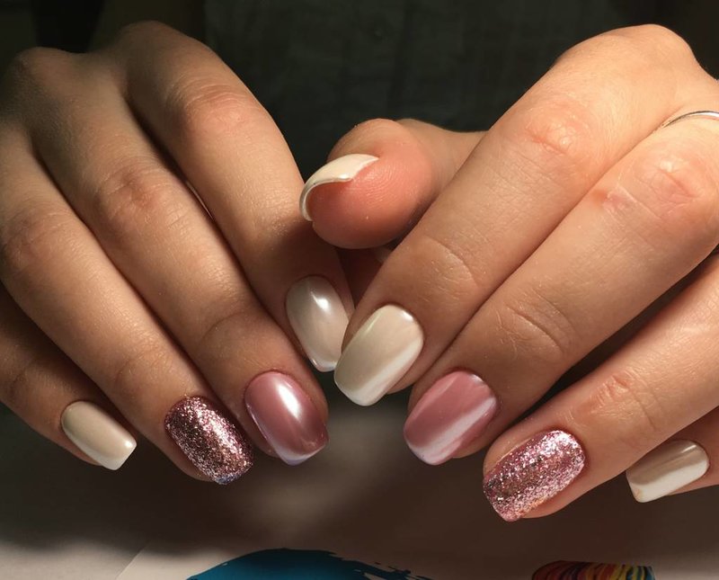 Manicure with mother-of-pearl rub and glitter