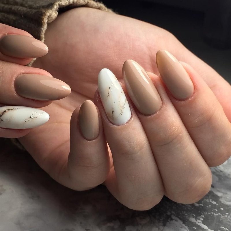 Marble-colored coffee nails with milk