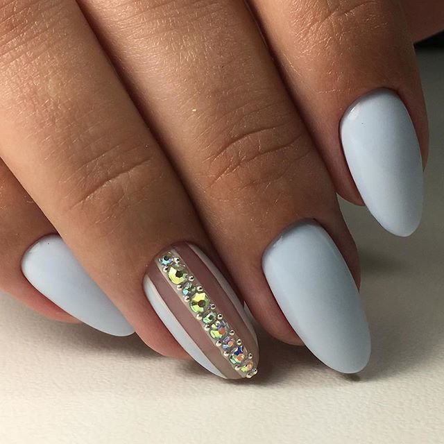 Delicate nails with rhinestones