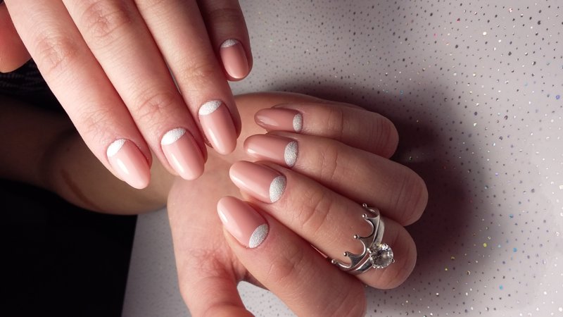 Delicate nails with powder holes